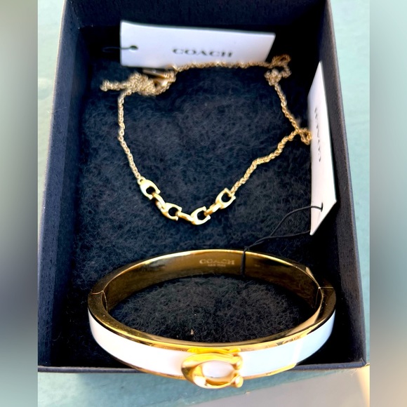 COACH Linked Signature Gold Necklace. - Picture 3 of 3